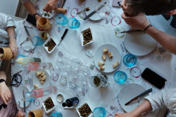 Extra virgin olive oil: drops of tradition