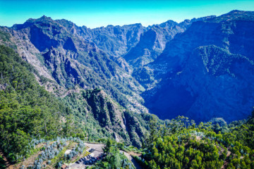 Breathtaking view, nestled between mountains and an enchanting valley!