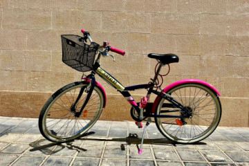 Rent a kid bike in City shop
