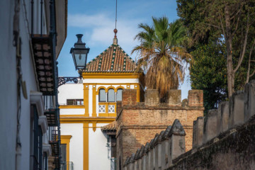 Free Tour Barrio Santa Cruz White Umbrella