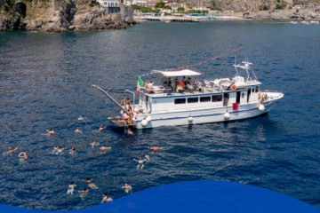 Boat tour from Salerno with a stop in Amalfi and an aperitif included
