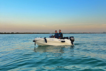 Abu Dhabi: Self-Drive Boat Yas Island Audio Tour Solo & Grps