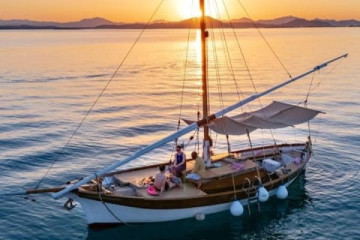 N°10 Tavolara: Sunset aperitif on a vintage sailing ship