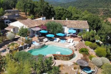 Weekend Escape Private Villa & 3-Hour Boat Cruise