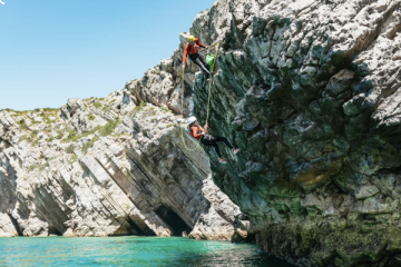 Lisbon: Sesimbra/Arrábida Natural Park Coasteering Adventure
