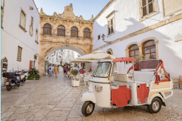 Guided tour of Ostuni aboard an Ape Calessino