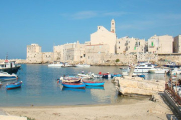 A stroll through Giovinazzo with a sunset aperitif
