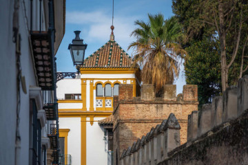 Free Tour Barrio Santa Cruz White Umbrella