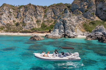 Rent RANIERI CAYMAN 23 | With license – 12 seats