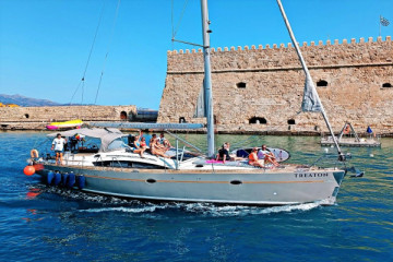 SHARED MORNING CRUISE TO DIA ISL ON A LUXURIOUS SAILBOAT