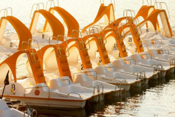 Pedal boat rental - lake of Saint-Cassien