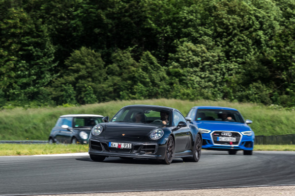 Curve and ideal line training for road legal vehicles Curve and ideal line training for road legal vehicles