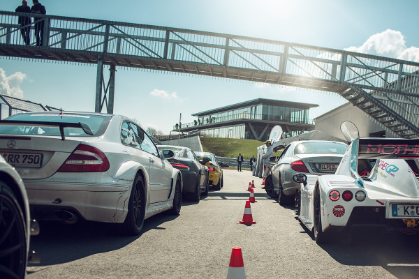 Introduction to the basics of sporty driving on the Racetrack
