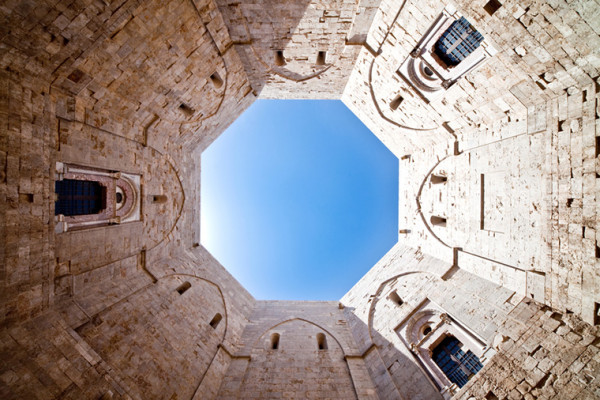 Castel del Monte interior