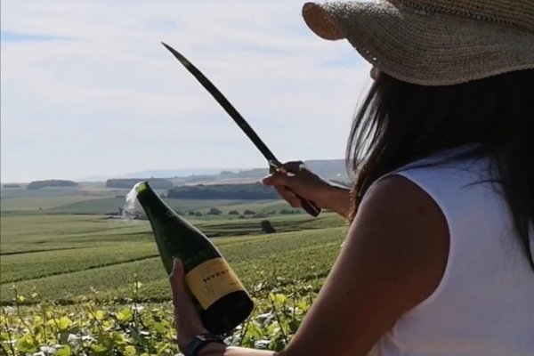 Initiation to the "sabrage" of Champagne bottle