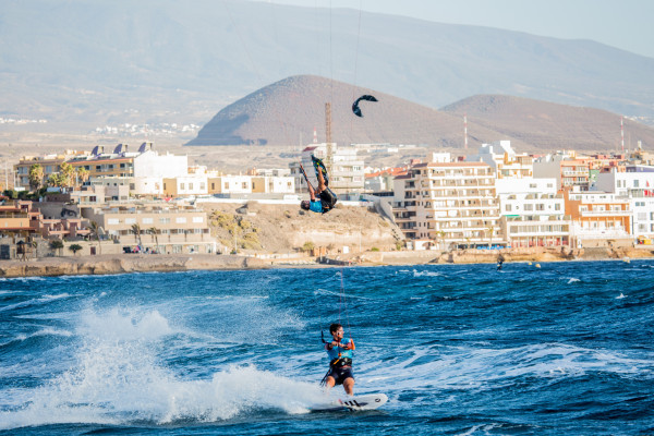 Strapless riding and wave jumping in El Médano