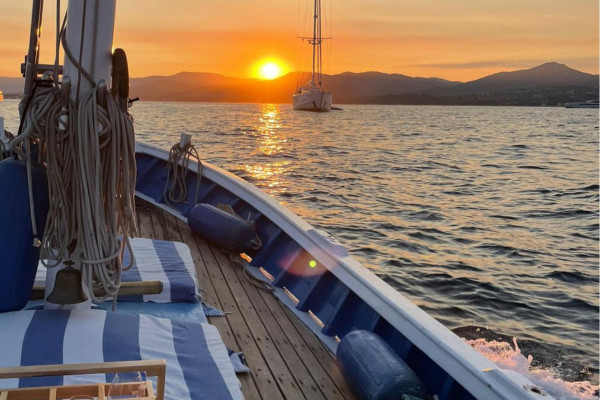 Sunset on board the Pointu