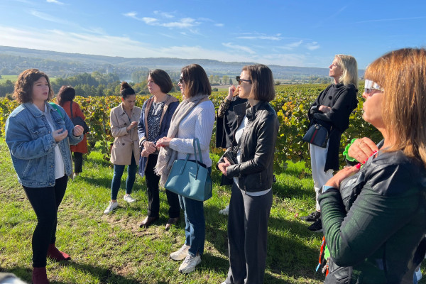 Héloïse giving a viticulture course in the vineyard.
