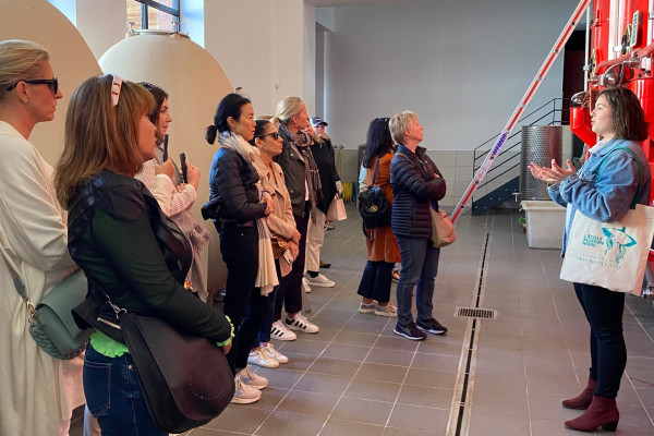 Héloïse during a tour in the tank room.