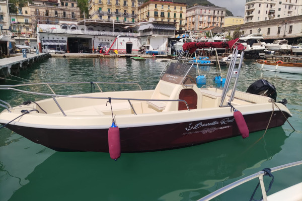 Rent a 40hp boat without a boat license in Salerno, Barrella Rent