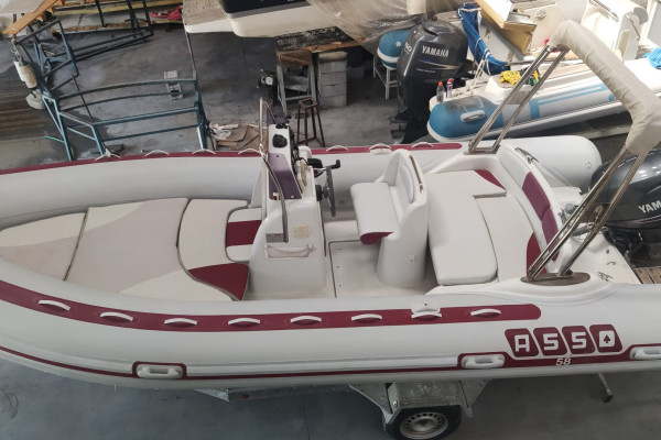 Rent a 150hp dinghy with skipper from Salerno