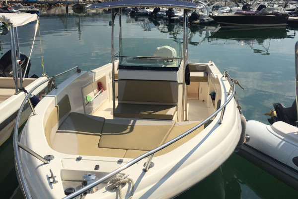 Rent boat each 25 250 hp with skipper from Salerno