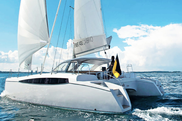 Light and profiled catamaran