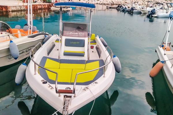Rent a 40hp boat without a boat license in Salerno, Barrella Rent