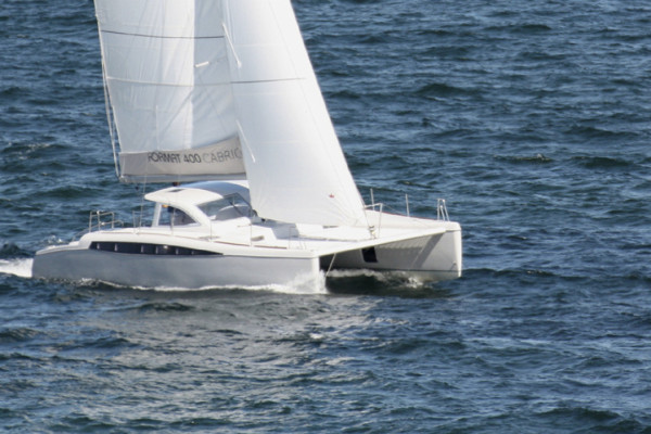 Light and agile catamaran