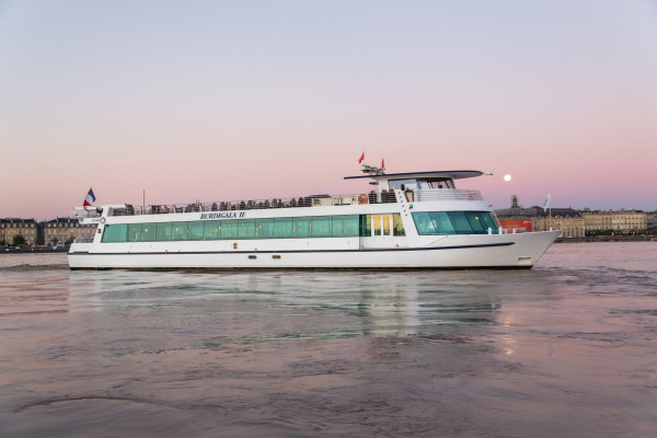 Panoramic luxury cruise