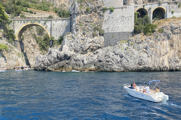 Private tour by 40cv boat from Salerno to Amalfi and Positano