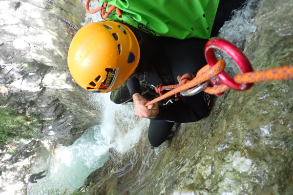 rapeling 10 meters waterfall 