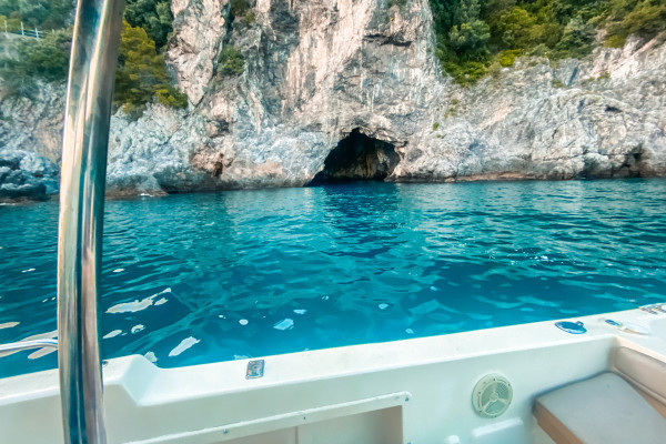 Rent boat CAD25 250 hp with skipper from Salerno, Amalficoastlovers