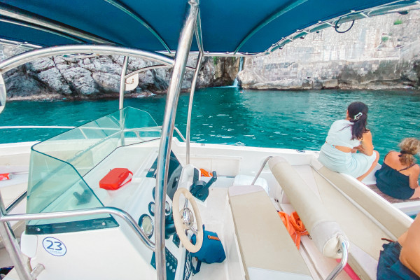 Rent boat CAD25 250 hp with skipper from Salerno, Amalficoastlovers
