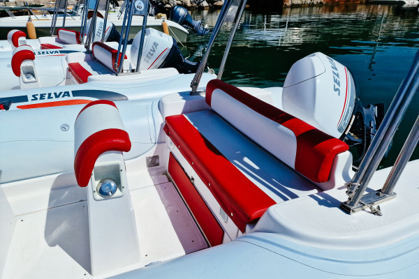 Rent a 40hp dinghy without a boat license in Salerno
