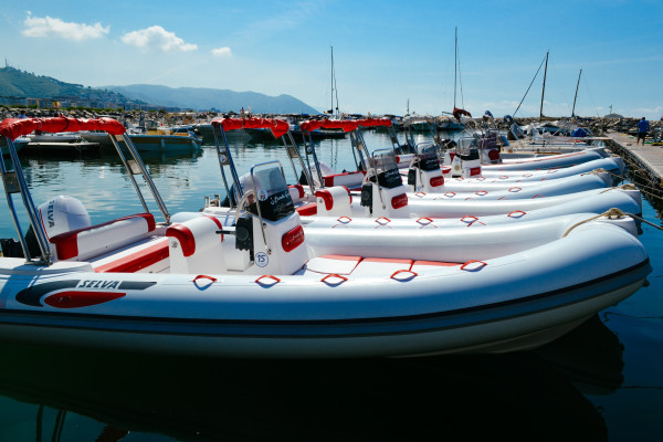 Rent a 40hp dinghy without a boat license in Salerno
