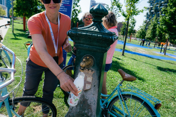 Filling our water bottle at the Green Dragon, aka Le Vedovelle