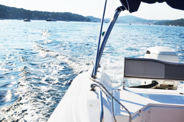 A close-up of expert instructors demonstrating advanced powerboat maneuvers to RYA Powerboat Level 2 course participants, fostering a comprehensive learning experience.