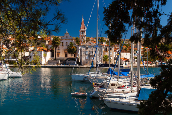 Theoretical Mastery with RYA Powerboat Level 2: Enroll in our classroom-based training to develop a solid grasp of powerboat navigation, meteorology, and safety protocols, ensuring a seamless and secure boating experience.