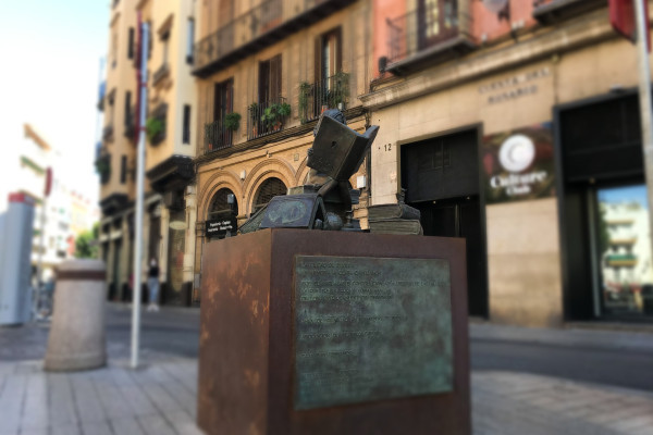 Meeting point History of women tour in Seville