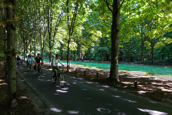 inaeri ebike tour group riding in parc of saint-cloud on the way to versailles