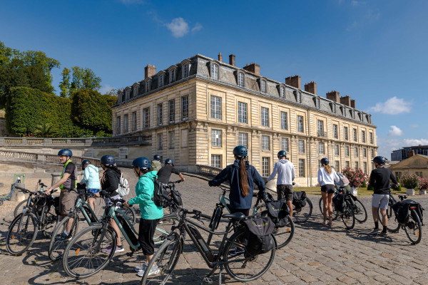 inaeri electric bike tour group stopped in parc de saint-cloud on the way to versailles