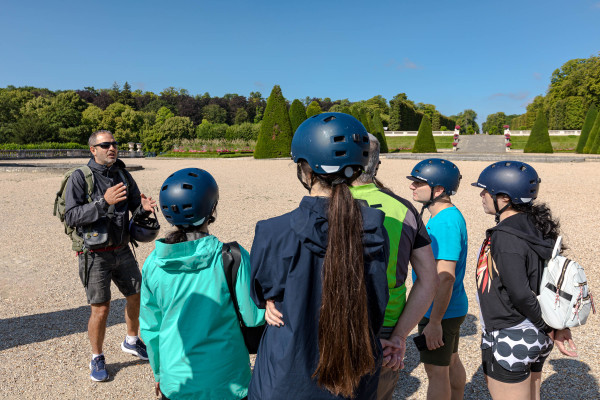 inaeri electric bike tour guide explains history of saint-cloud castle in paris area