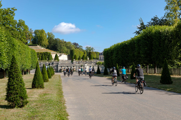 paris inaeri ebike tour group is entering into the gardens of palace of saint-cloud on the way to versailles