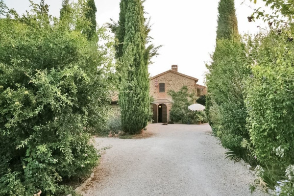 the entrance of  il Fontanaro farm 