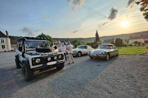 Sunny evening sky, seen from the Defender and two Citroen DS in the parking lot 
