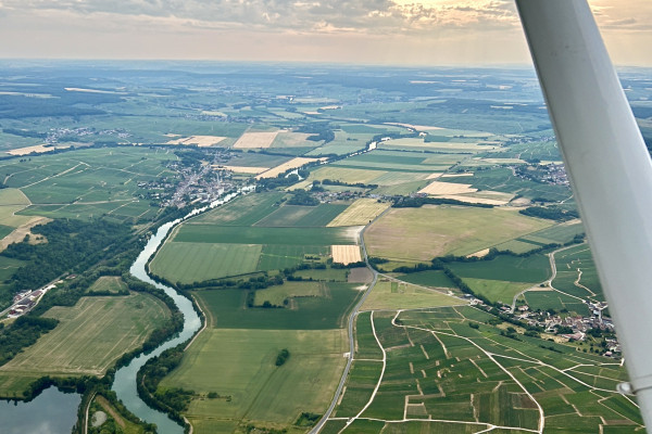 Seen from the sky in the single engine plane, we see the canal de la marne and ca valley plus the slopes 1 cru, about 3500m high.