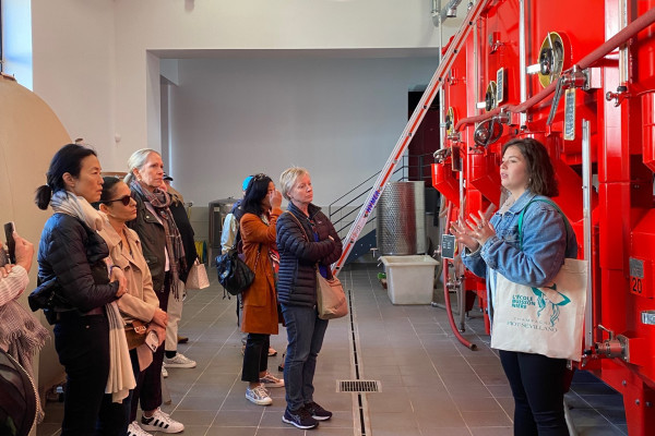 Héloïse guiding a tour.