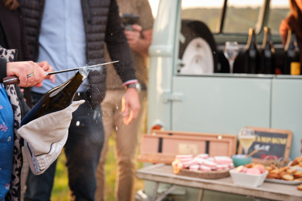 Initiation to the "sabrage" of the Champagne bottle