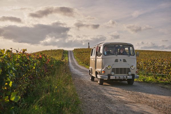 Discover the Champagne region aboard a vintage Estafette